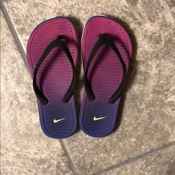 girls nike flip flops